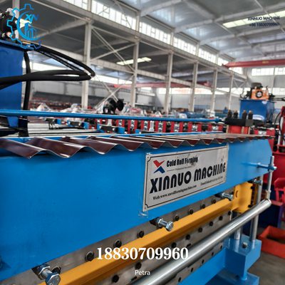 Detalle del proceso de rolado y la l&aacute;mina ondulada de metal sobre la maquina para fabricar zinc.