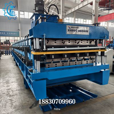 M&aacute;quina de Telhas Dupla com Corte Hidr&aacute;ulico de Dupla Coluna Guia (M&aacute;quinas de telhas dupla), exibi&ccedil;&atilde;o real em f&aacute;brica da estrutura principal e esta&ccedil;&otilde;es de conforma&ccedil;&atilde;o, capaz de produzir dois modelos de telhas para cobertura.
