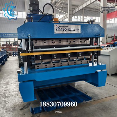 Close da M&aacute;quina de Telhas Dupla, estrutura de corte hidr&aacute;ulico com dupla coluna guia vis&iacute;vel, transmiss&atilde;o por corrente est&aacute;vel e confi&aacute;vel.