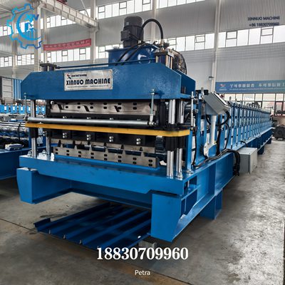 Vista lateral da M&aacute;quina de Telhas Dupla, mostrando o comprimento total do equipamento e a distribui&ccedil;&atilde;o das 18+22 esta&ccedil;&otilde;es de conforma&ccedil;&atilde;o para dois modelos de telhas.