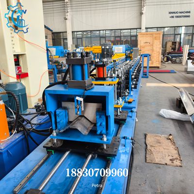 M&aacute;quina para fabricar cumbreras met&aacute;licas &ndash; Detalle del sistema de corte servo de seguimiento de la perfiladora de cumbreras.
