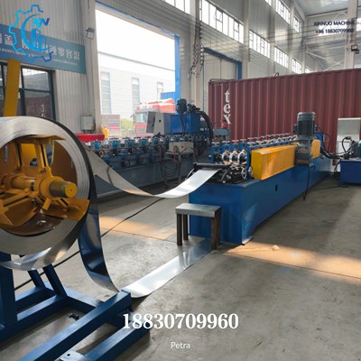 M&aacute;quina para fabricar cumbreras met&aacute;licas &ndash; Primer plano del sistema de punzonado lateral de doble borde para cumbreras.