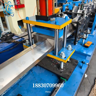 M&aacute;quina para fabricar cumbreras met&aacute;licas &ndash; Primer plano del sistema de punzonado lateral de doble borde para cumbreras.