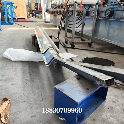 M&aacute;quina para fabricar cumbreras met&aacute;licas &ndash; Muestra de cumbreras met&aacute;licas terminadas producidas por la m&aacute;quina.