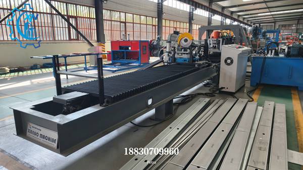 High precision flying saw cutting device of Solar bracket roll forming machine