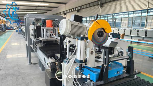 Non-stop tracking flying saw mechanism on Solar bracket roll forming machine