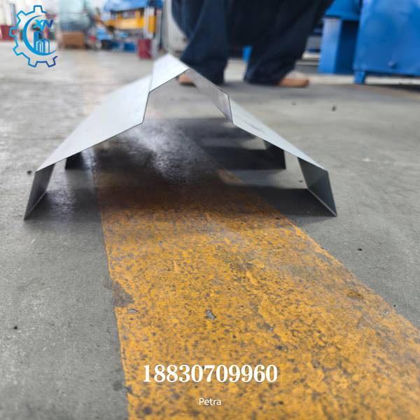 Caballete met&aacute;lico de techo producido por la m&aacute;quina para hacer caballete