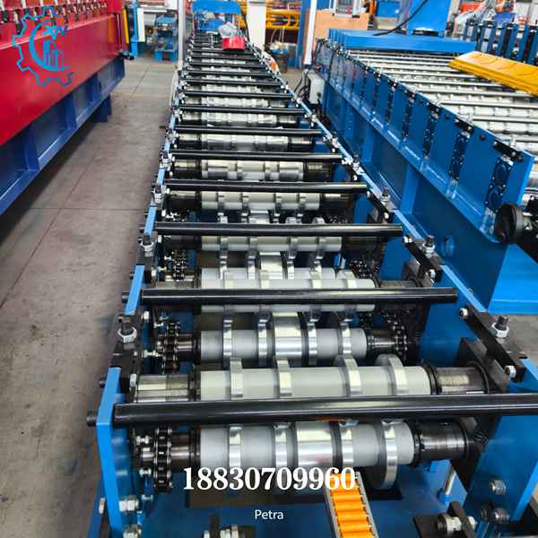 Rodillos de perfilado de acero 45 en la m&aacute;quina para hacer caballete