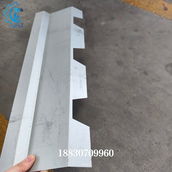 Cumeeira met&aacute;lica com furos trapezoidais personalizados produzida pela perfiladeira de cumeeira
