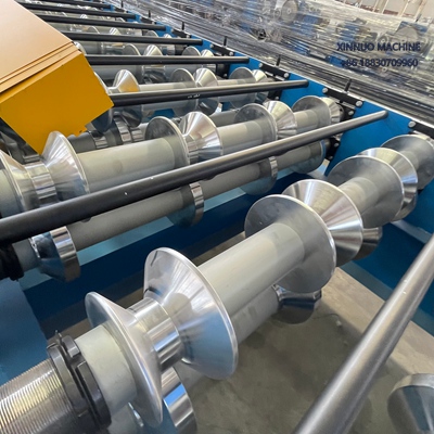 Equipo conformador de panel metálico tipo fachada arquitectónica