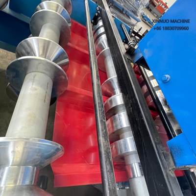 Equipo conformador de panel metálico tipo fachada arquitectónica