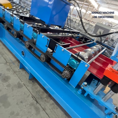 Equipo conformador de panel metálico tipo fachada arquitectónica