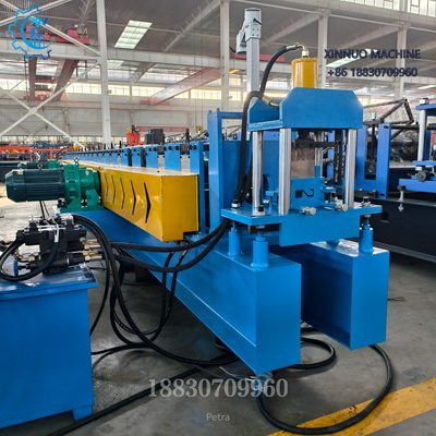 Máquina conformadora de montantes para racks