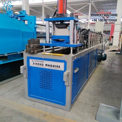 Máquina para hacer puertas