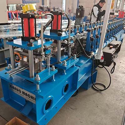 Máquina de hacer láminas para puertas